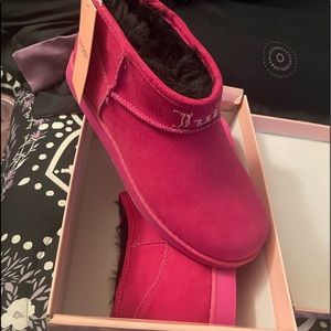 Juicy couture fuchsia pink booties